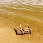 20150513 Stoel begraven in het zand