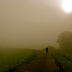 20140927 Daar fietst oma heen met groot licht vanwege de mist.