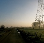 20141214 Soort van metalen giraf in het mistige landschap