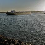 20110307 Schip op Waal bij brug Ewijk