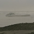 20110319_2 Schip op Waal in de mist, Winssen