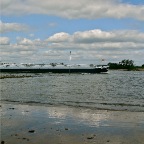 20110901 Boot met bollen en wolken op het natte zand