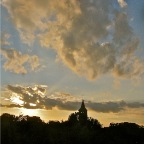 20110919 De ondergaande zon schijnt door de ogen van de kerk