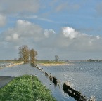 20120106 De weg staat onder water. 'You shall not pass!'