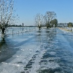 20120201 Ondergelopen weg is veranderd in een ijsbaan