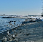 20120206 Het water is aan het zakken met achterlating van ijspegels