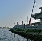 20120528 In de schaduw van de nieuwe brug