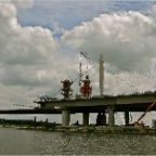 20120605 De oude pylon waakt over de jonge