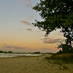 20120929 De maan komt op tegenover een ondergaande zon